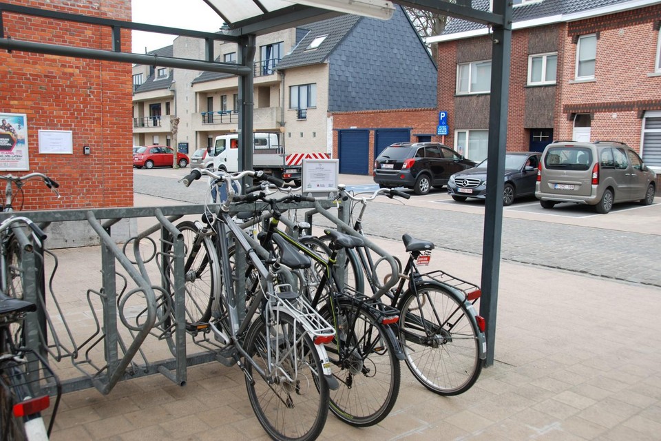 De fietsenstalling aan het station van Balen. 