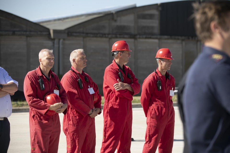 De instructeurs dragen rode overalls. 