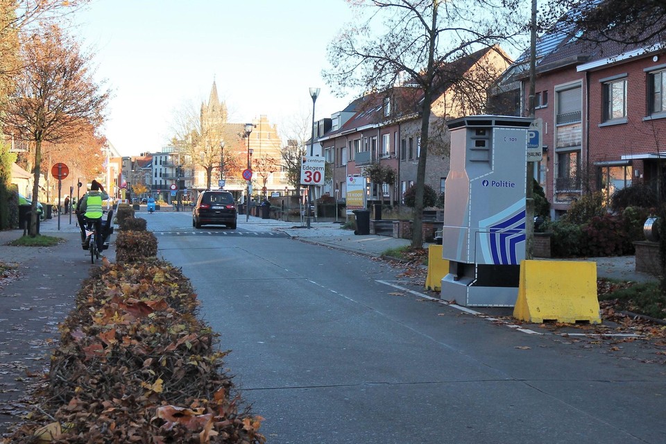 Flitspaal ‘Sammeke’ kijkt in twee richting in de Kontichstraat. 