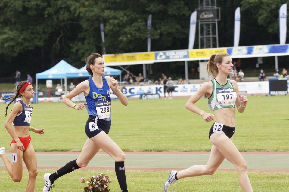 Shana Lauwers (links) in het spoor van haas Jenna Wyns op de Nacht van de Atletiek.