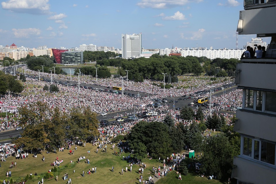 In de Wit-Russische hoofdstad Minsk zijn zondag tienduizenden mensen op straat gekomen in het grootste protest na  de betwiste herverkiezing van Aleksandr Loekasjenko. 