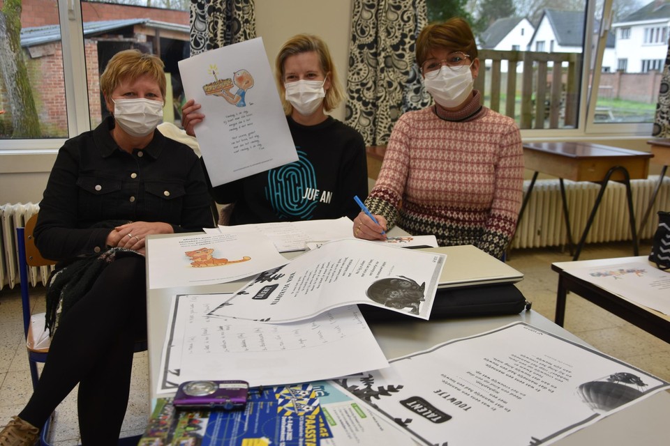 Juffen Tancha De Backer, Vera Vergauwen en An Vergauwen werkten naar aanleiding van de poëzieweek een wandeling uit.
