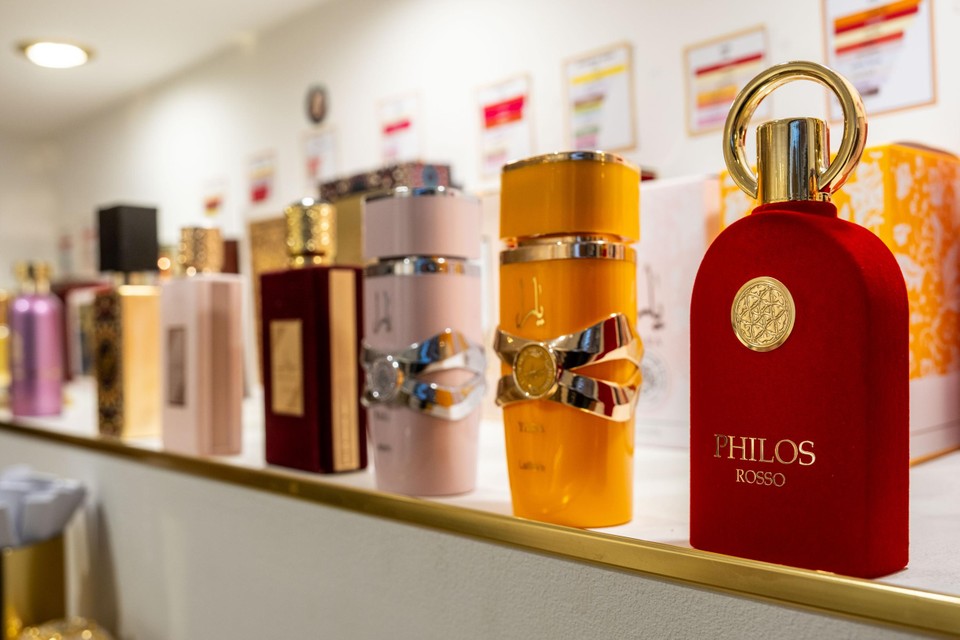Een hele waaier aan parfums, allemaal uit Dubai. De kaartjes erboven geven de geurnoten aan, makkelijker om te kiezen.