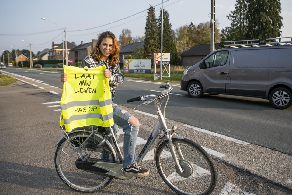 Met de boodschap ‘Laat mij leven’ probeert Laura passerende automobilisten te sensibiliseren.