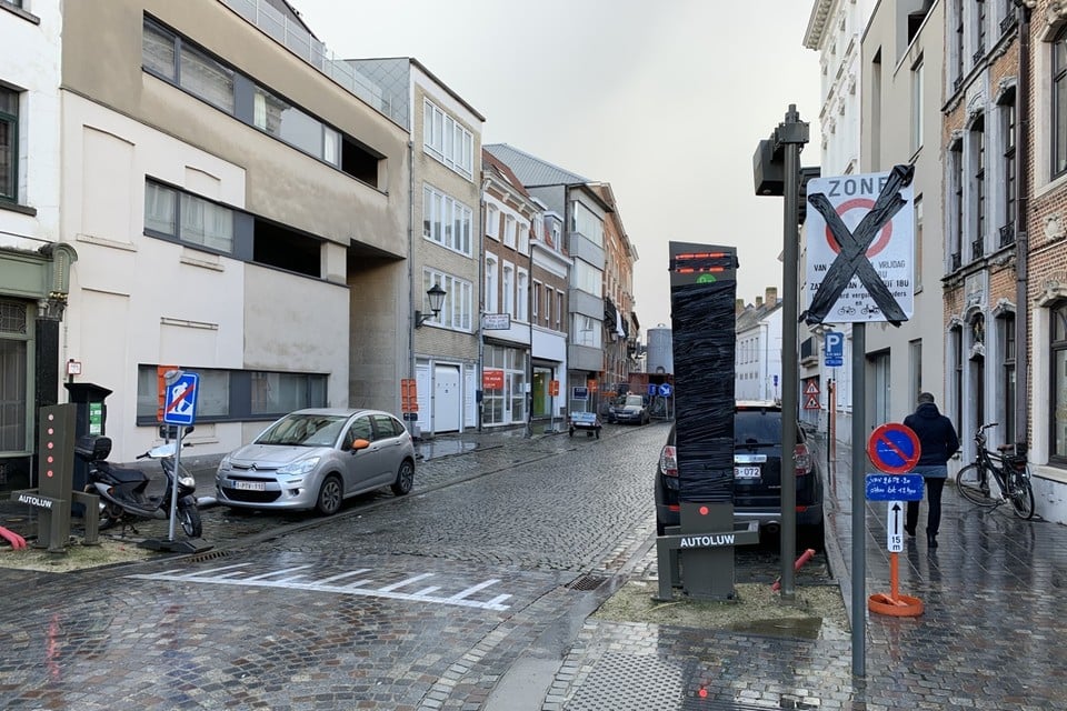 De signalisatie voor de autoluwe binnenstad in de Frederik de Merodestraat was aanvankelijk niet afgeplakt. 