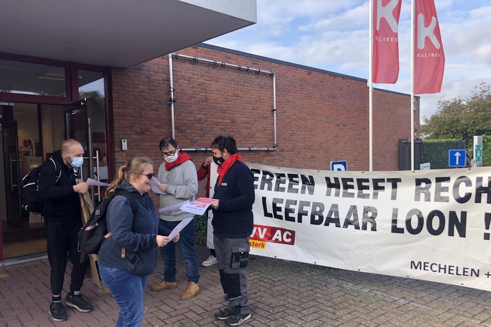 De medewerkers van Kaliber in Herentals krijgen een pamflet van vakbondsmedewerkers.