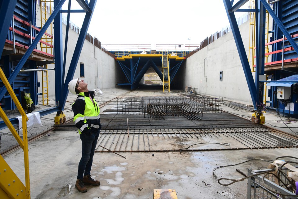 In een bouwdok in de haven van Zeebrugge worden de onderdelen van de toekomstige Scheldetunnel gebouwd.
