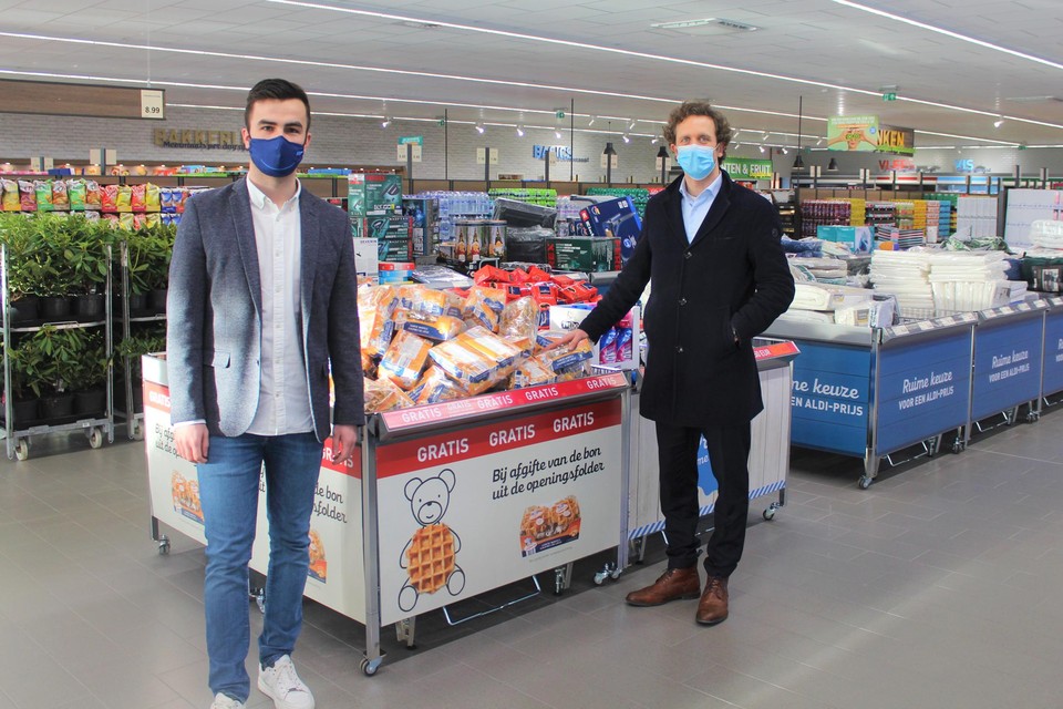 Jason Sevestre en Nils Van Dyck in de nieuwe Aldi-supermarkt in Sint-Katelijne-Waver. 