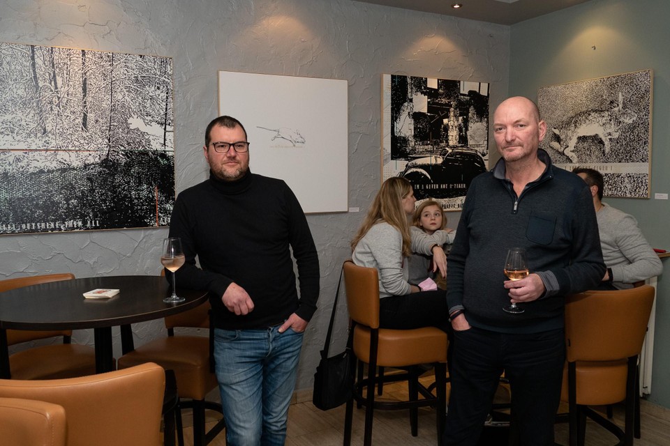Kunstenaar Micky Van Laer met gastvrije cafébaas en mecenas Herman Mariën in café Company, voor enkele werken van Micky. 
