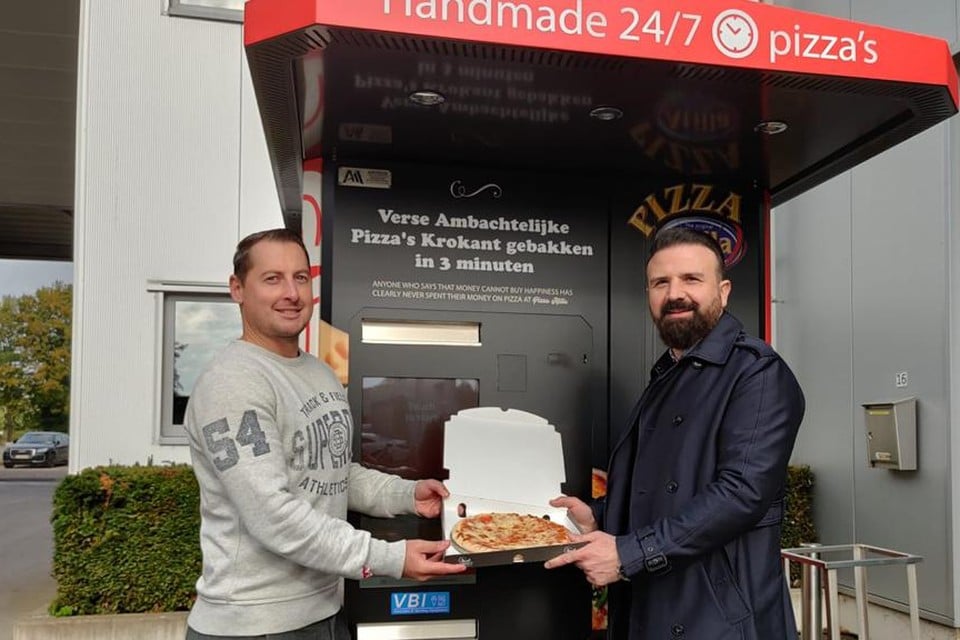 Aan Boskant in Westerlo kan je vanaf nu een lekkere, versgebakken, krokante pizza uit een automaat halen. De initiatiefnemer is Atilla Ertas (rechts op de foto). 