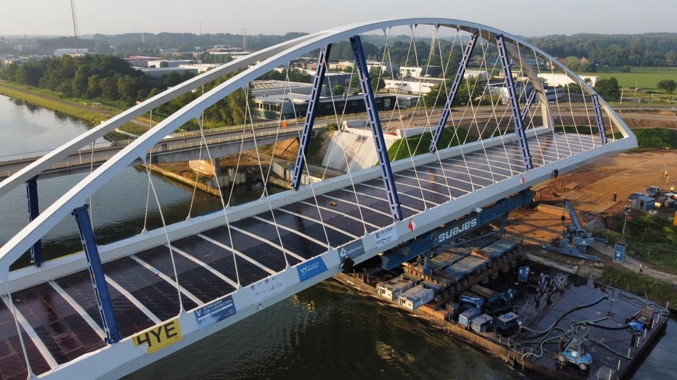 De plaatsing van de nieuwe brug afgelopen zomer. 