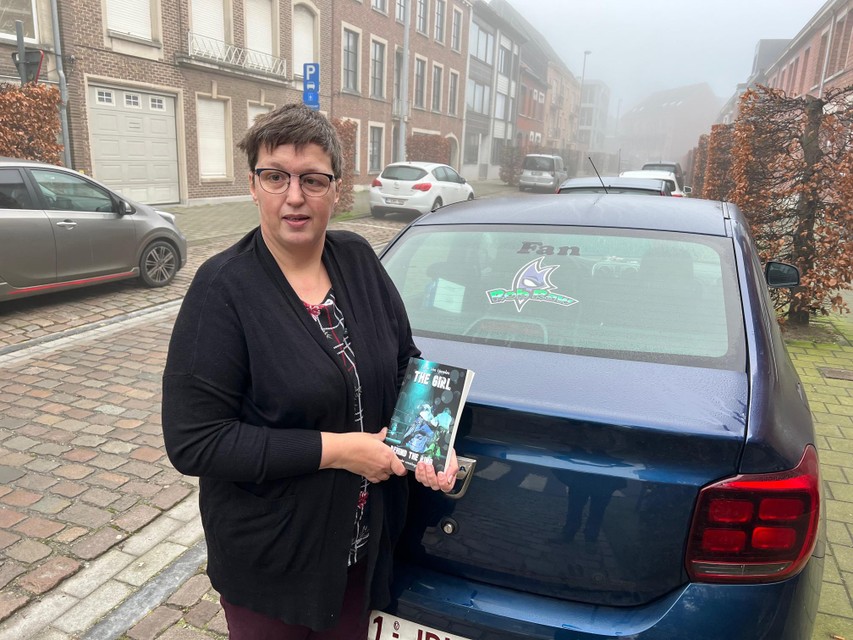 Lieve heeft een sticker van haar favoriete worstelaar op de achterruit van haar auto gekleefd.