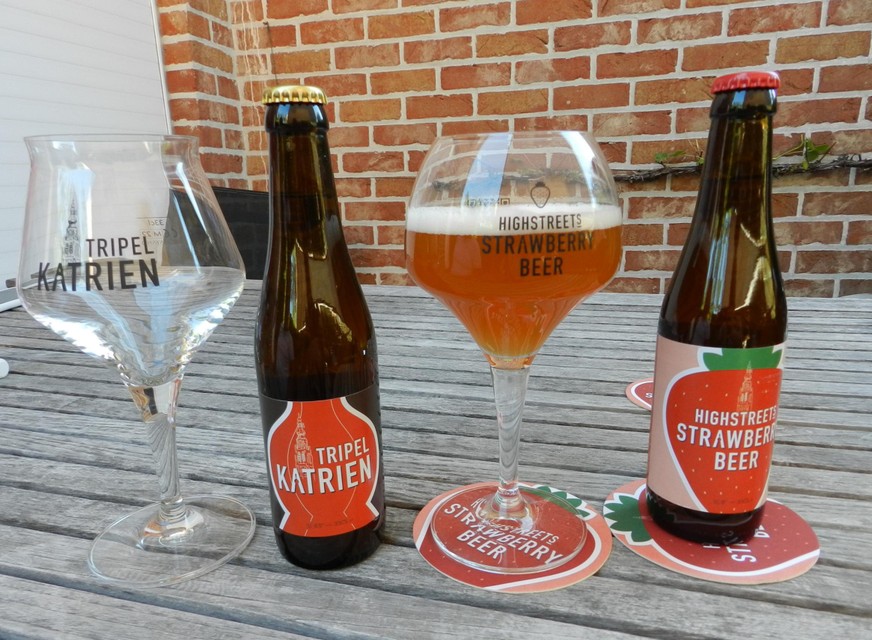 Het glas van Highstreets Strawberry Beer heeft de vorm van aardbei, het etiket is gemaakt door dezelfde ontwerper als van Tripel Katrien. 
