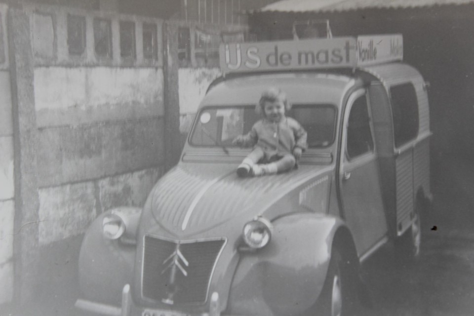 De allereerste wagen van IJs De Mast, met Andre De Mast op de motorkap. 