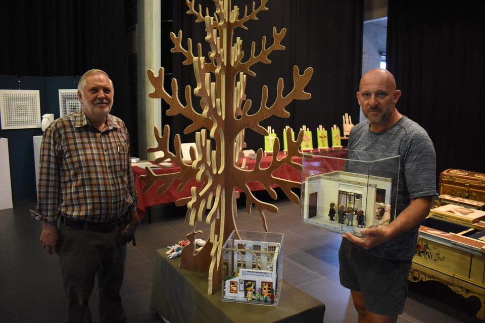 Willy Wagemans van KuBa en Dirk Coesemans van Connect to Smile bij de opbouw van het kunstwerk.