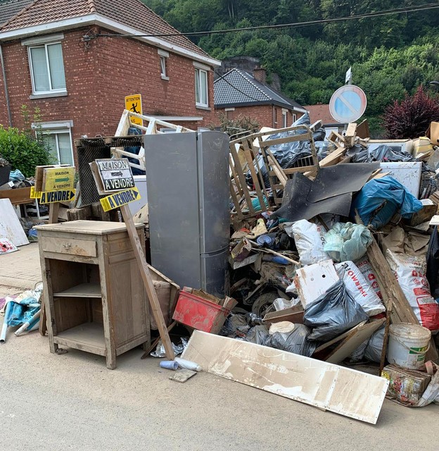 Volledige inboedels werden in de straten van Esneux gezet.