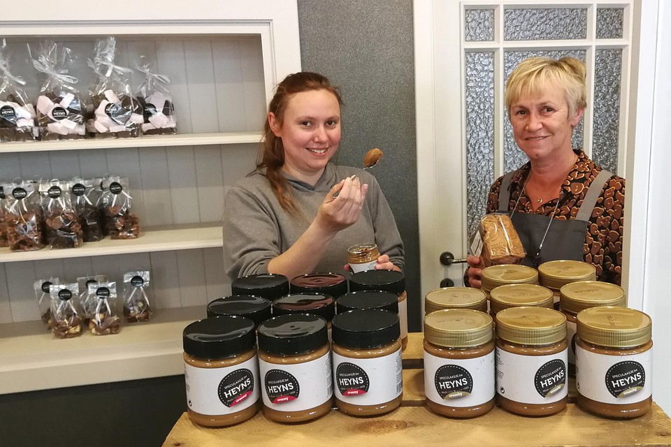 Sarah Hufkens en moeder Monique Heyns zien hun voorraadje speculaaspasta al de deur uitvliegen voor die in de winkel ligt.