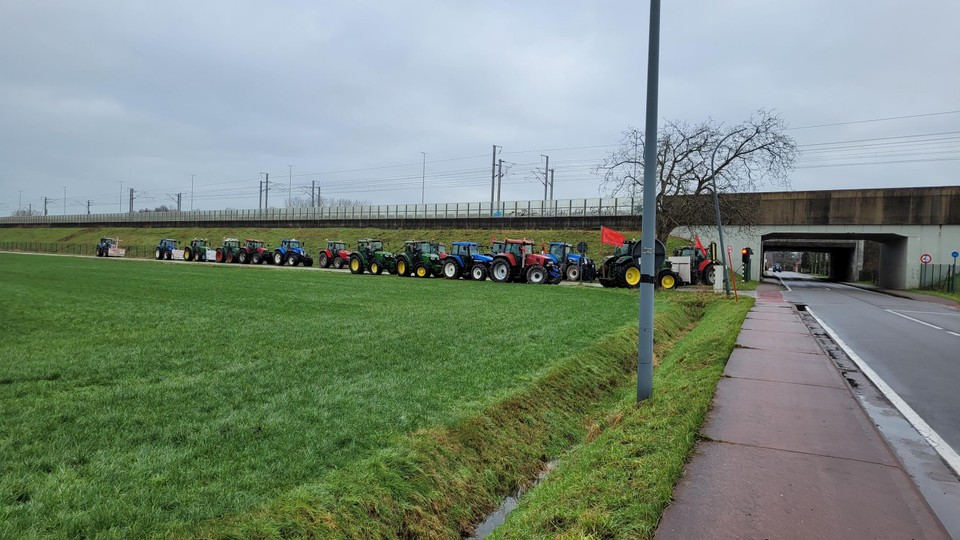 De colonne Brechtse tractoren pikte collega’s op in Overbroek.