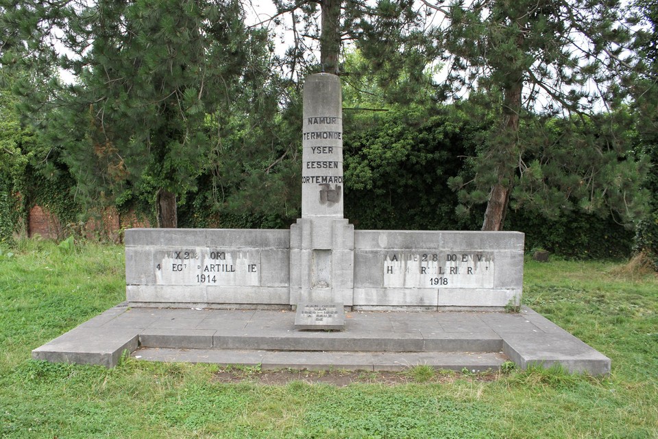 Het monument voor de oorlogsslachtoffers van de 4e Artillerie staat te verloederen. 