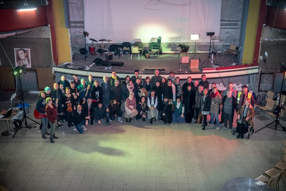 Vertellers, acteurs en muzikanten uit Borgerhout maken samen de theater- wandeling Vluchteling. 