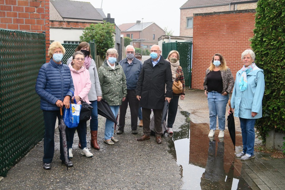 Christiane Maes, met lichtblauwe jas, met een aantal van de buren die het niet zien zitten dat dit steegje de in- en uitrit wordt tot een grote ondergrondse parking.  