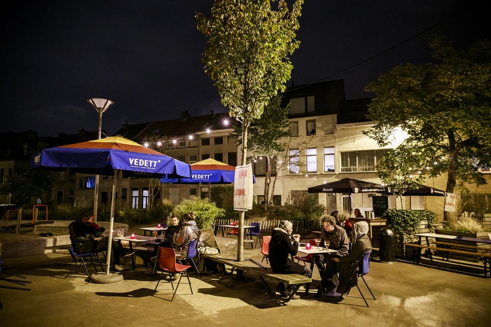 Buiten op het terras van Bar Leon was het zondagavond rustig.