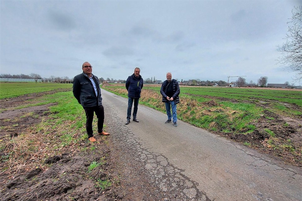 Peter De Bruyne, burgemeester Walter Horemans en Willy Beullens in maart 2021. Ze staan op het deel van de Huttestraat dat een fietspad wordt. De kmo-zone komt aan beide kanten van deze straat.