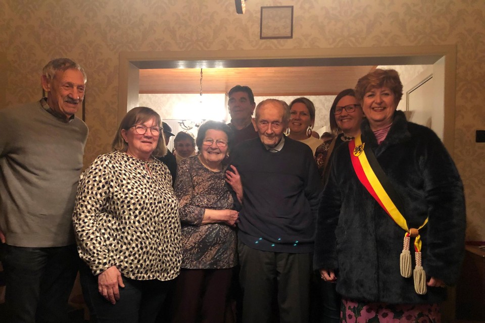 De honderdjarige Charel Van Gorp uit Gierle wordt thuis omringd door zijn vrouw Martha Bockx, burgemeester Marleen Peeters en de rest van zijn familie.