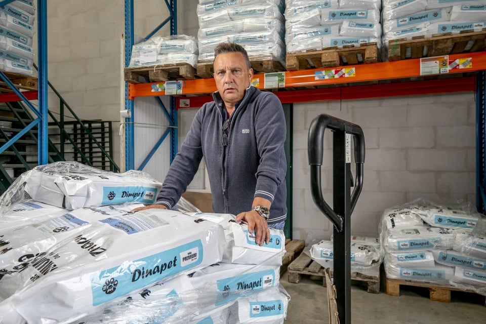 Dirk Coppens van Dinapet met de palletten die al klaargemaakt werden voor de bedrieger. Een deel werd jammer genoeg geleverd door de slinksheid van de Nederlandse oplichter.