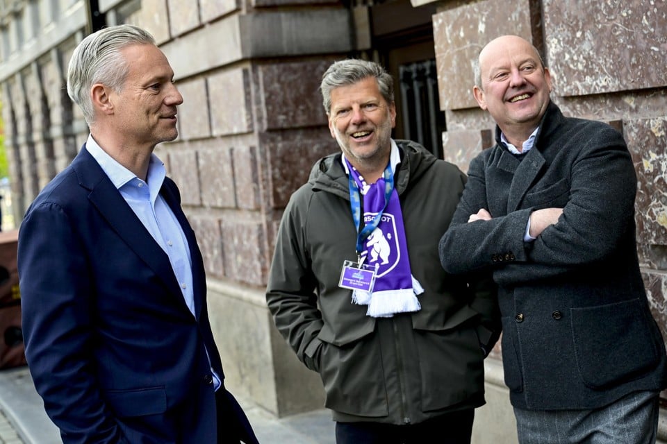 Walter Damen samen met Gunther Dieltjens en Francis Vrancken aan het Antwerpse stadhuis.
