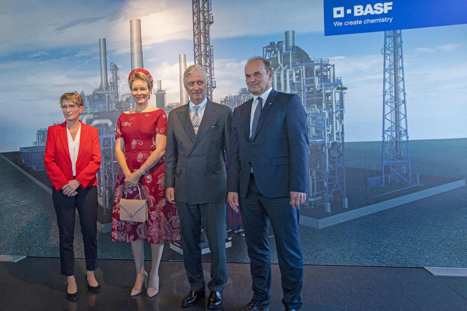 Koningin Mathilde en koning Filip op bezoek bij BASF in Ludwigshafen, tussen Melanie Maas-Brunner en Martin Brudermueller van BASF. 