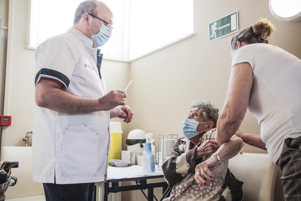 Dr. Tersago dient de 103-jarige José Mannaert haar eerste prik toe. 