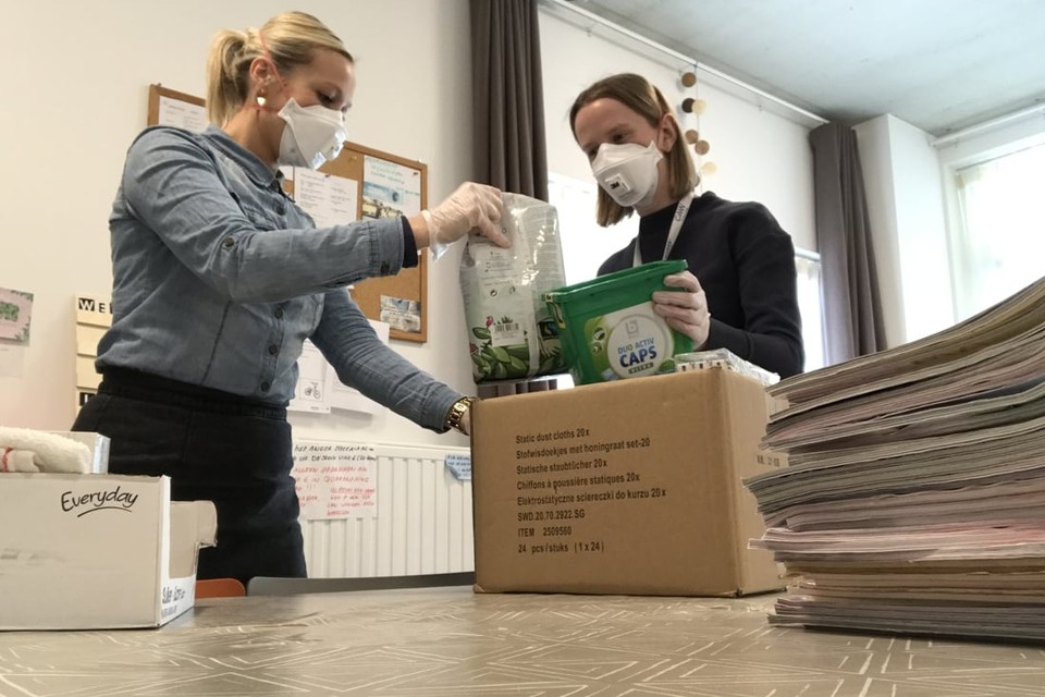 De medewerkers van CAW De Kempen blijven paraat voor onder andere noodopvang. Met maskers die ze kregen van bouwondernemingen, kunnen ze zichzelf beschermen.