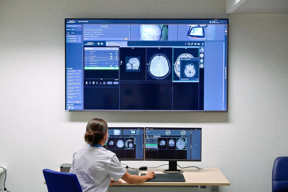 Via één werkstation met twee of drie schermen kunnen verpleegkundigen en technici meerdere MRI-onderzoeken tegelijk volgen. 