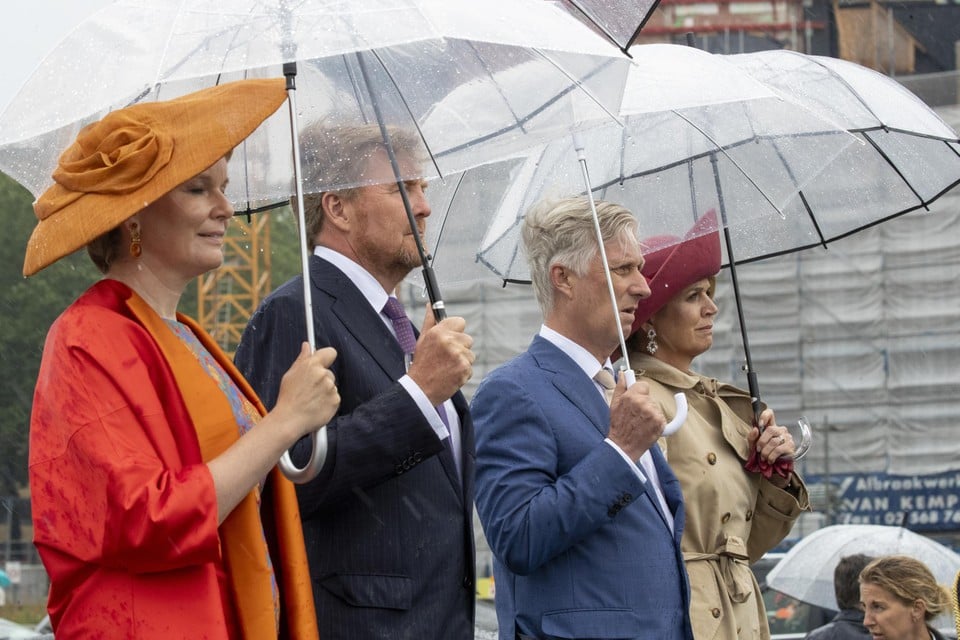 Regen of geen regen. Wanneer de volksliederen van beide landen gespeeld worden op de Scheldekaaien staat iedereen in het gelid.