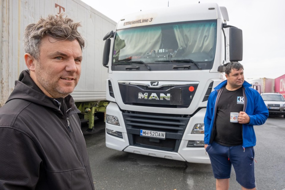 De Roemeense truckers Cristian (links) en Ionut (rechts) tonen begrip voor elkaars situatie en dat van vele landgenoten.