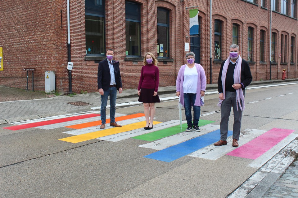 Burgemeester Harry Hendrickx en enkele schepenen in het paars op het regenboogzebrapad.