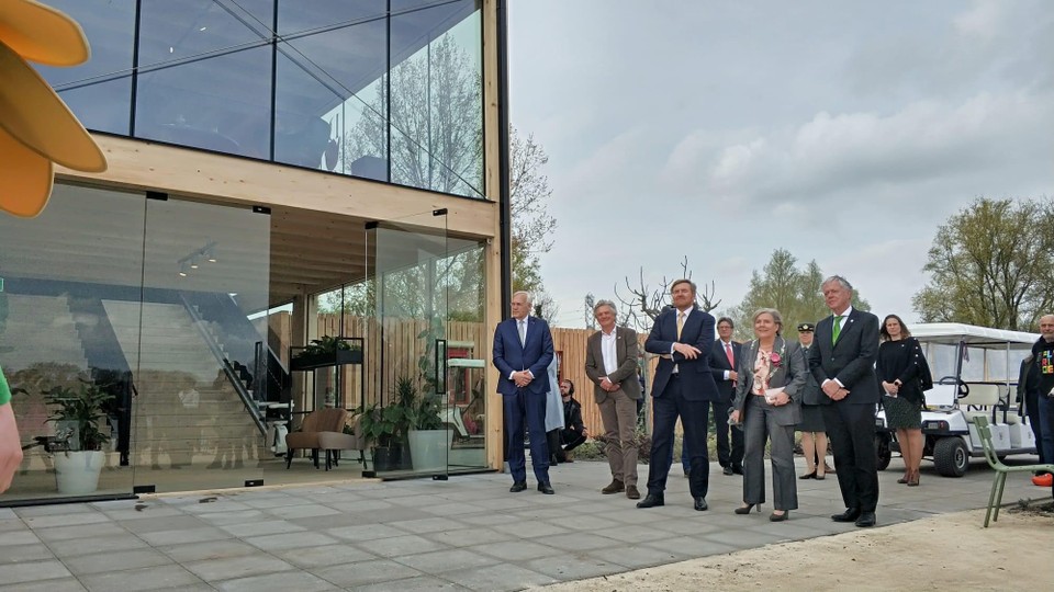 Koning Willem-Alexander bezoekt het door Shellterwood ontwikkelde circulaire paviljoen in de Floriade in Almere. 