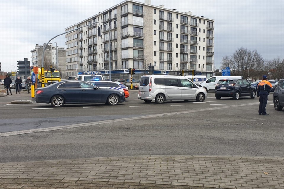 Het kruispunt is donderdagvoormiddag tijdelijk gedeeltelijk afgesloten. 