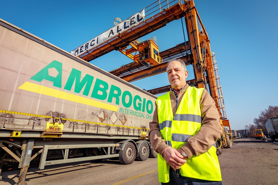 Ambrogio wuift Benaissa Allel uit met een groot spandoek van de kraan waar hij mee werkte.