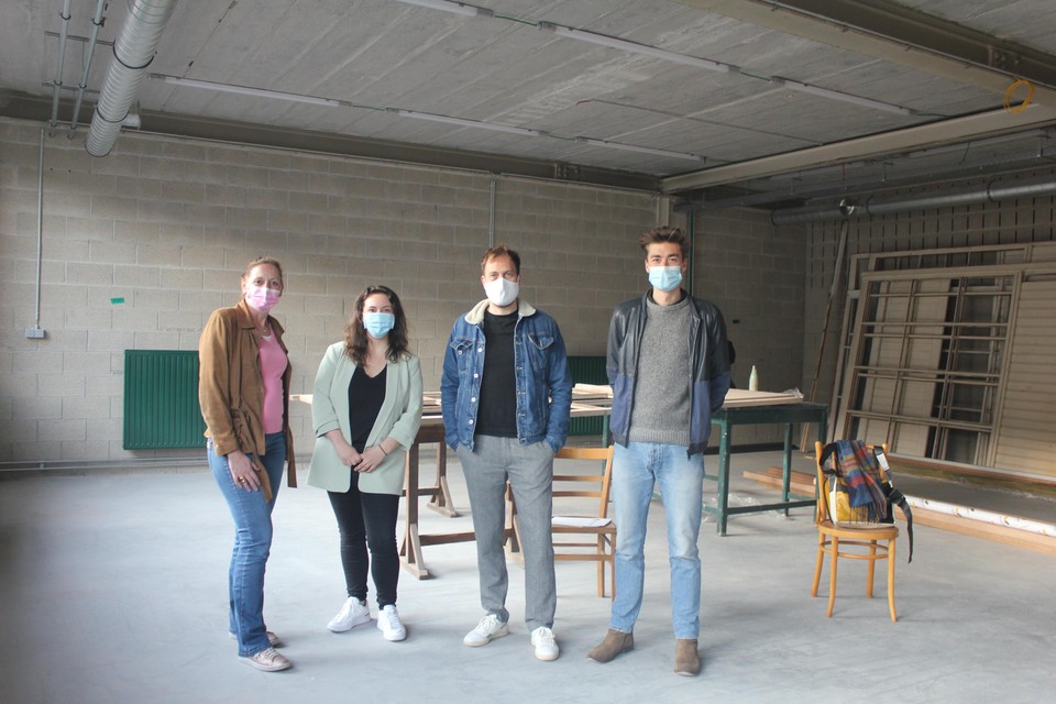 Het project zorgt voor begeleiding op maat, zegt Hannes Dams (rechts) in het lokaal in opbouw waar de sessies zullen doorgaan.