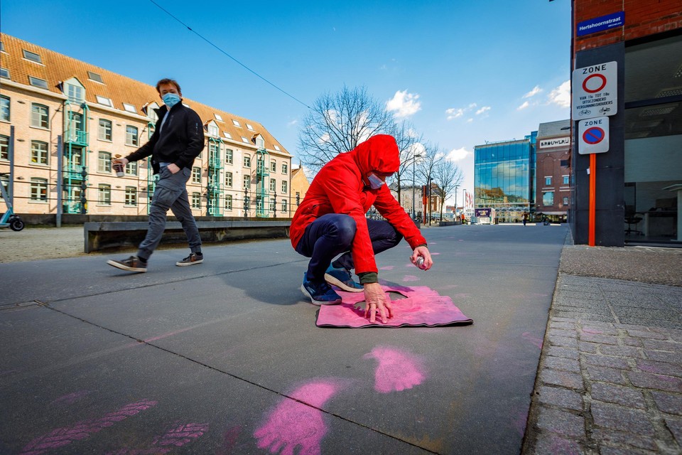 Kunstminnende Mechelaars eren Frans Croes met roze handen en voetjes in het straatbeeld.