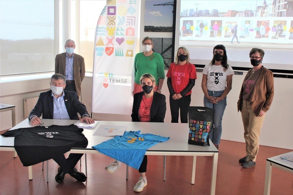 Het gemeentepersoneel maakte eind april al kennis met de nieuwe stijl, onder meer via een goodiebag die ze kregen (op tafel). Op 1 mei volgde de uitrol in de rest van Temse (zittend: burgemeester Luc De Ryck en algemeen directeur Nele De Cleen).