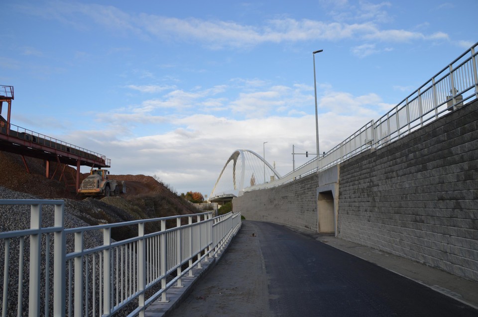 Naast het fietspad is nu ook een veilige balustrade.