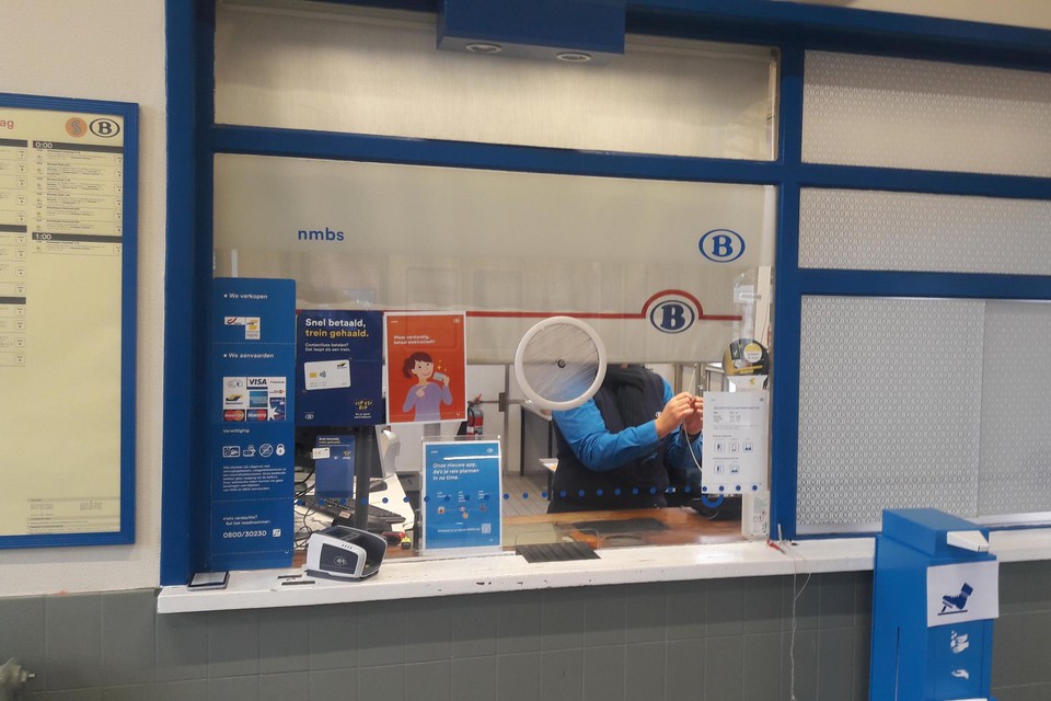 Het rolluik gaat naar beneden aan het loket in het station Kontich-Lint.