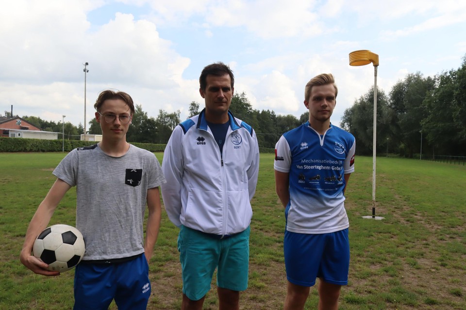 Voorzitter Bert Speleman en twee van zijn trainers.