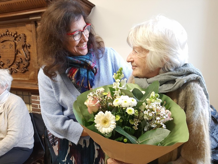 Danny Alzamora feliciteert haar nog altijd gretig naar kennis hunkerende oudste leerling Vera De Smet (90). 