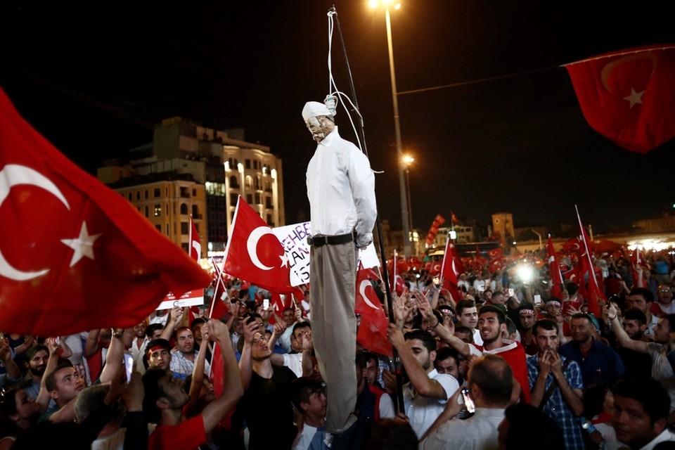 Demonstranten hangen een pop op die de geestelijke Fethullah Gülen moet voorstellen. Hij zit achter de staatsgreep van juli 2016 volgens president Erdogan. 