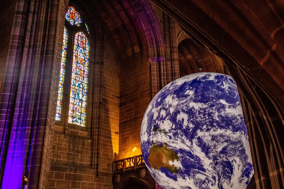 De imposante wereldbol was onder andere al te zien in de kathedraal van het Britse Liverpool.