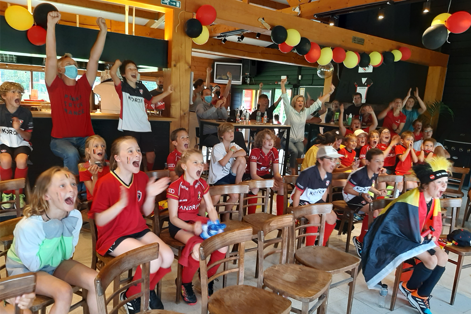 Gejuich in de kantine van hockeyclub Blackbirds in Massenhoven.